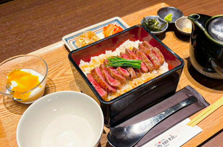 香格里拉(シャングリラ)和牛友三角のひつまぶし定食