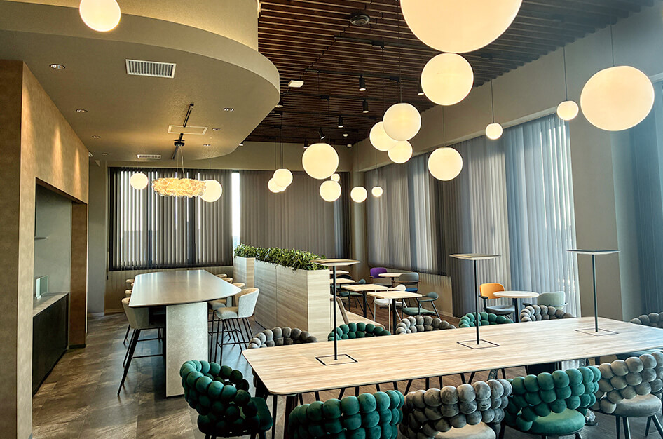 ランチや休憩に活用されている新本社の共有スペース